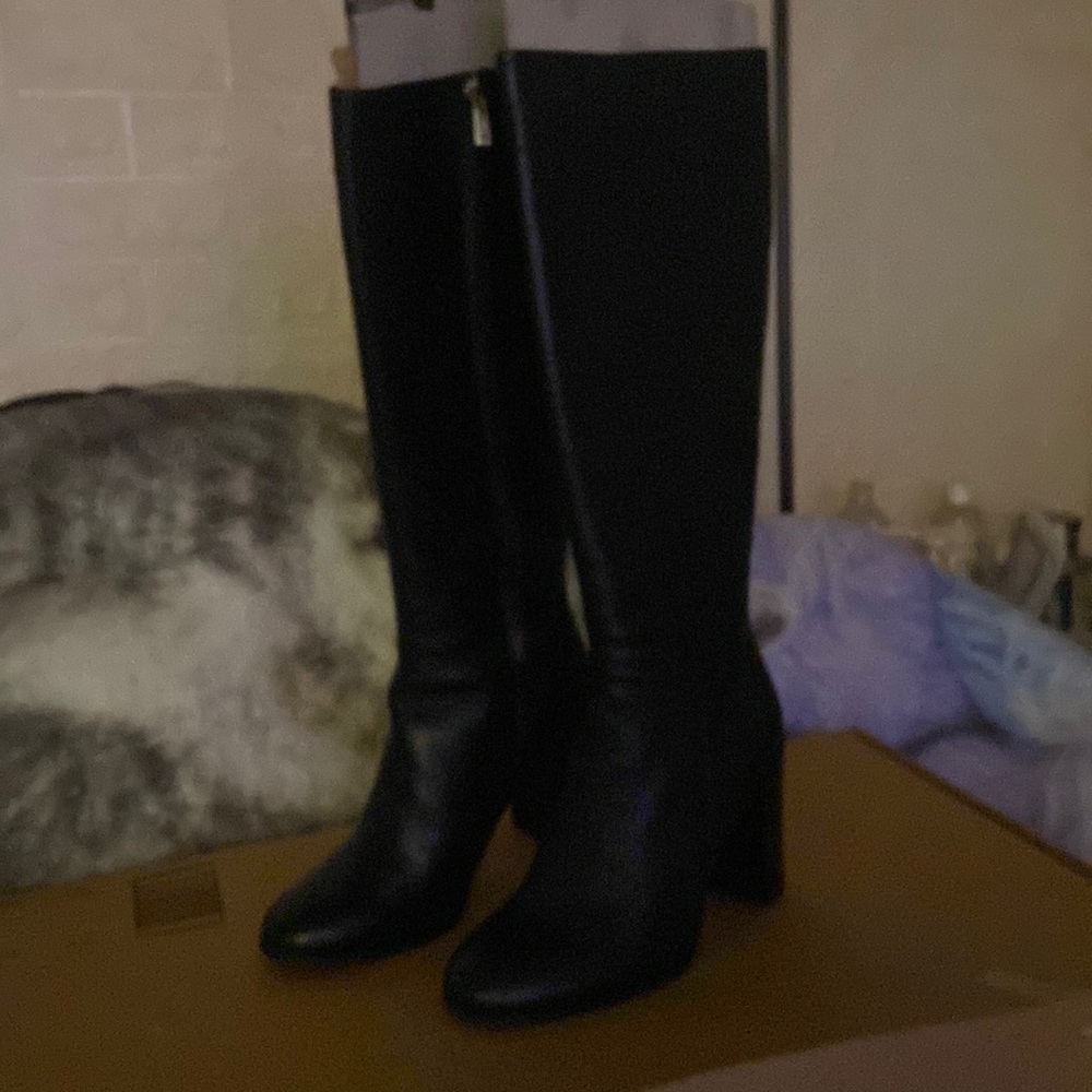 Kenneth Cole 9.5 Black Leather Boots,never worn,excellent boot,excellent brand.